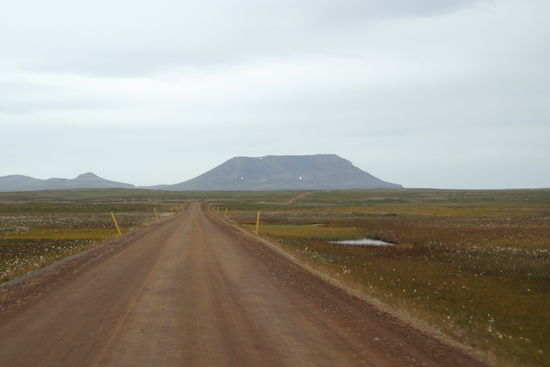 der Schotterweg 85 führte über eine Hochfläche