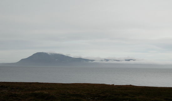 Blick über Bakkaflói auf die gegenüberliegenden Berge