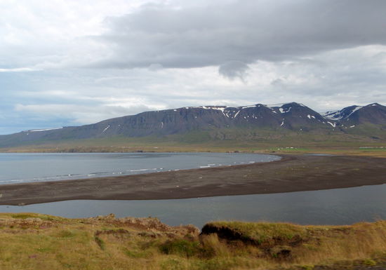 schwarze Sandbank in der Mündung der Hofsá