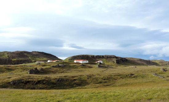 ein Hof auf einem Felsplateau