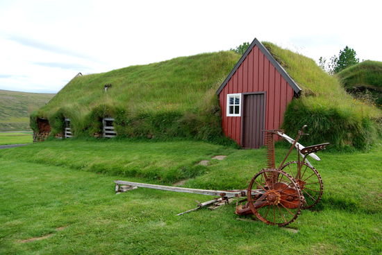 alte landwirtschaftliche Geräte am Torfhof
