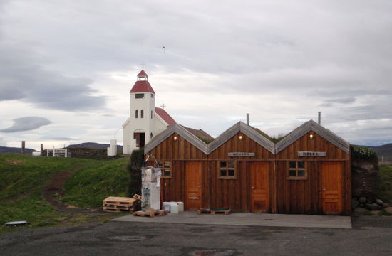 die urige Tankstelle in den Holzhütten, die moderne Zapfsäule stand schon bereit