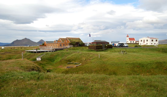 links das Kafé, rechts neben der Flagge das Sanitärgebäude mit der kleinsten Dusche Íslands 