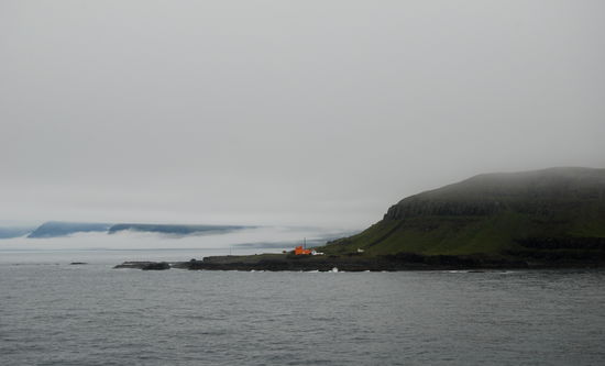 Einfahrt zum Seyðisfjörður mit dem Leuchtturm „Dalatangi”
