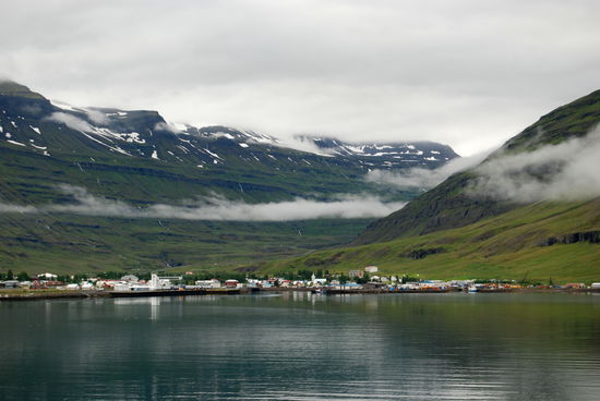 der Ort Seyðisfjörður