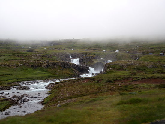 die Autokolonne fuhr bergauf in den Nebel