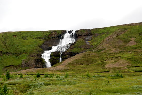 einer der Wasserfälle am Weg