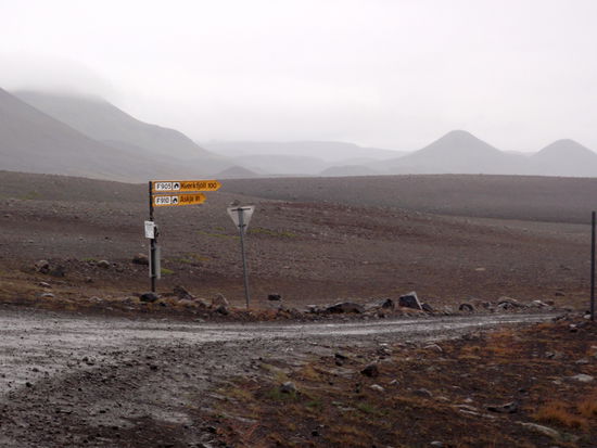 unser Ziel heute und morgen, Askja und Kverkfjöll, 
als wir von der 901 auf die F905 einbogen, regnete es noch