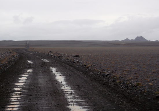 weiter auf der Wellblechpiste im Regen