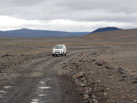 seltener Gegenverkehr auf der Geröllpiste