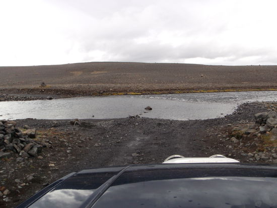 Blick auf die Vadställe: man fährt im Bogen flußabwärts im ruhigen Wasser parallel zur Kante, wo das Wasser wieder kabbelig wird