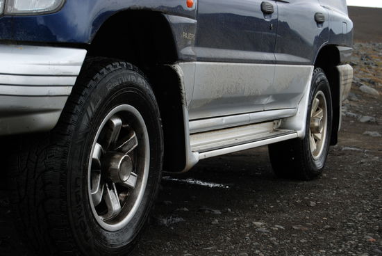 hier sieht man, wie tief das Auto im Wasser war