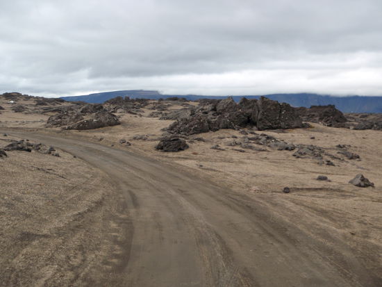 die Piste schlängelte sich durch die Bims-Lava-Landschaft