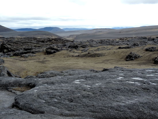 im Vordergrund Plattenlava