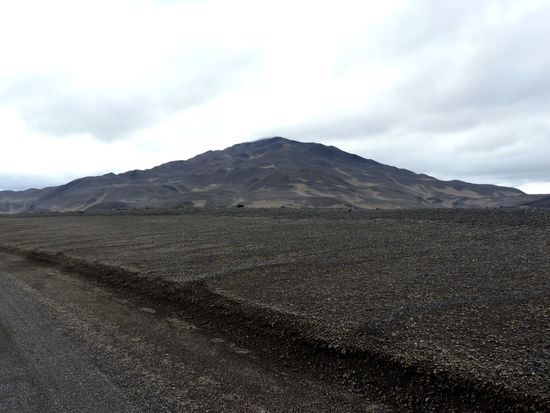 fein verteilter Bimsstein in der schwarzen Lavawüste