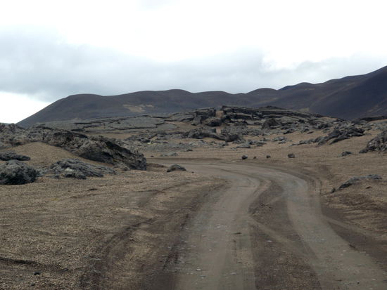 die Piste schlängelte sich um die Lavabrocken
