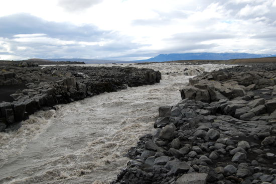 Blick von der Brücke auf den Wasserfall
