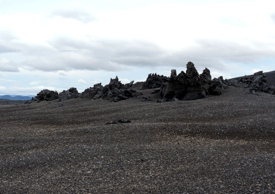 Lavabrocken ragten aus dem Sand