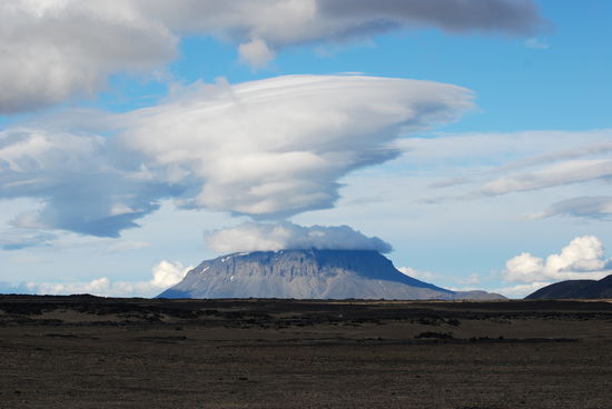 die Wolken über der Herðubreið hoben sich langsam