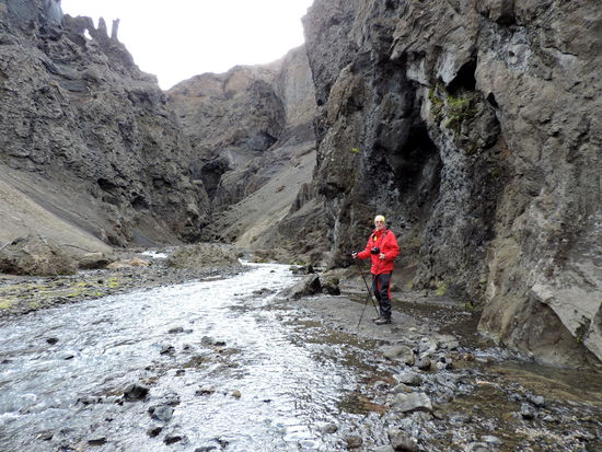 mit etwas Inselspringen kam Rainer weiter in die Schlucht