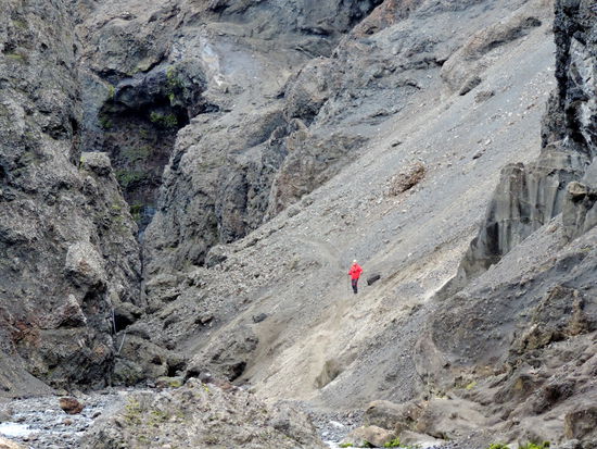 ein Pfad führte über ein Geröllfeld