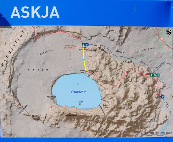 Informationsschild am Parkplatz, gelb unser Wanderweg zum Krater Viti