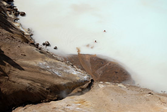 der Warmwasserzufluß stürzte steil in den Kratersee