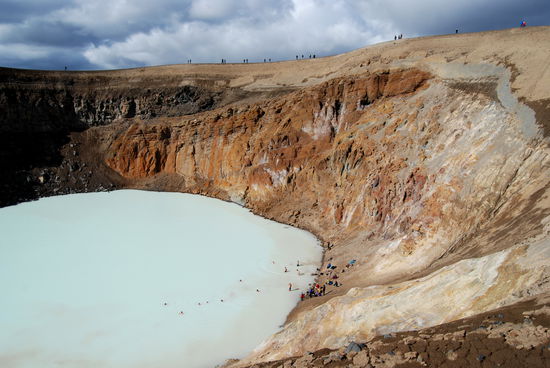 die Menschen am Kraterrand und am Wasser sahen winzig aus