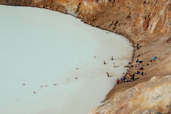 der Badeplatz am bläulich milchigem Wasser des Viti