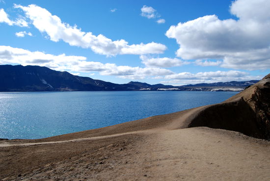 Blick zum Öskjuvatn vom Kraterrand des Viti