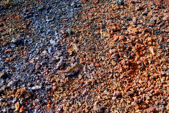 schwarzblauer und roter Bims