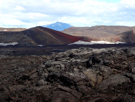 Lava im Vordergrund, die Herðubreið im Hintergrund