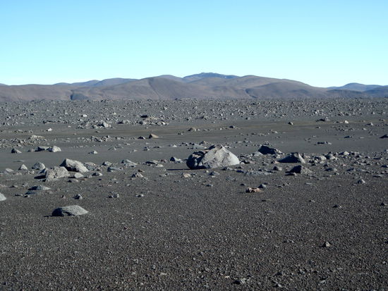 zuerst fuhren wir durch eine flache Steinwüste