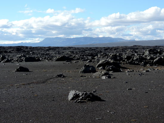 Blick über Lavabrocken zur Askja