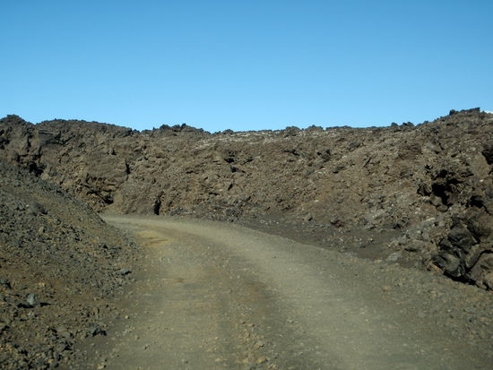 durch tief eingeschnittene Lavafelder