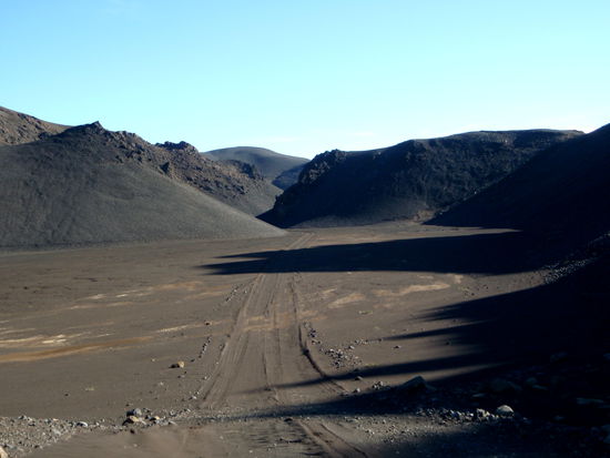 Sandebene im Gebirgszug