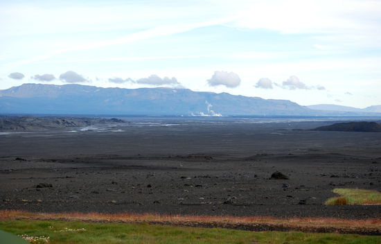 beim Frühstück hatten wir einen herrlichen Blick auf die noch dampfende neue Lava