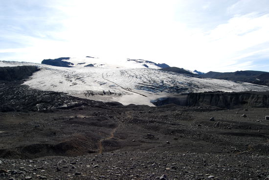 der Wanderweg führte auf den Gletscher zu