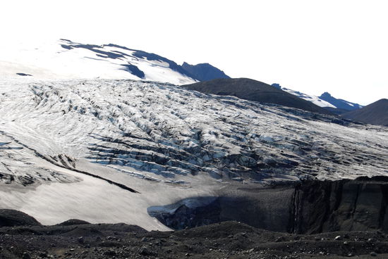 Gletscherspalten auf dem mit Asche überzuckerten Gletscher