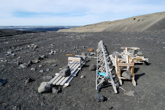 die Reste der Brücke, die einmal zur Gletscherhöhle führte