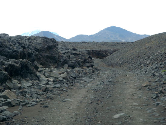 die Piste führte tief eingeschnitten durch Basalt