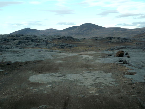 oder auch kaum sichtbar über Plattenlava