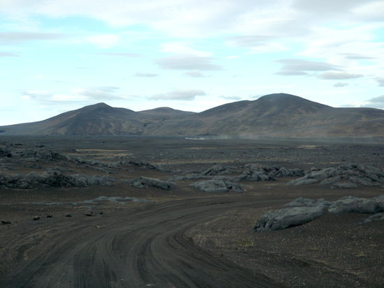 manchmal sahen wir die Staubfahnen anderer Fahrzeuge