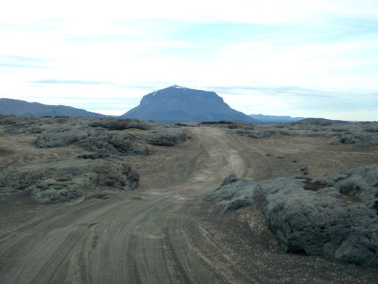 dann fuhren wir wieder auf die Herðubreið zu