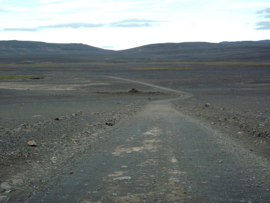 die Piste führte in eine weite Ebene, wo wir