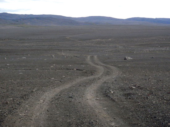 die Fahrspuren schlängelten sich über die Hochfläche