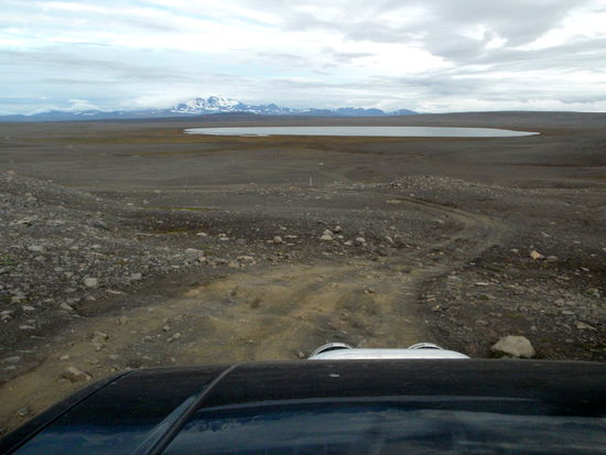 und dann steil bergab über eine ruppige Piste