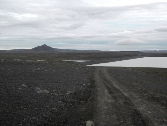 einer der Dämme des Stausees Hálslón