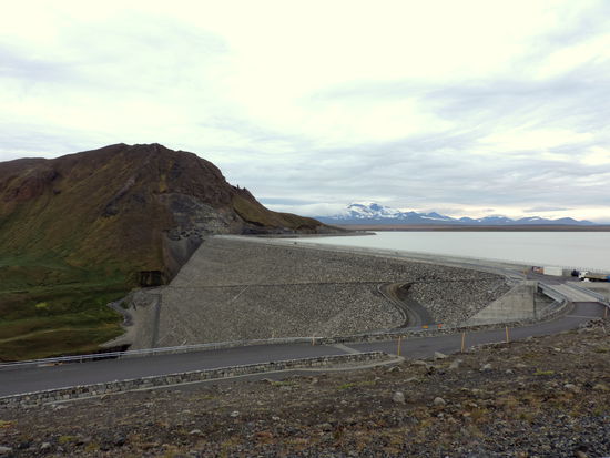 der Kárahnjúkar-Staudamm, der die Jökulsá á Brú aufstaut, hat große Naturflächen unwiederbringlich zerstört
