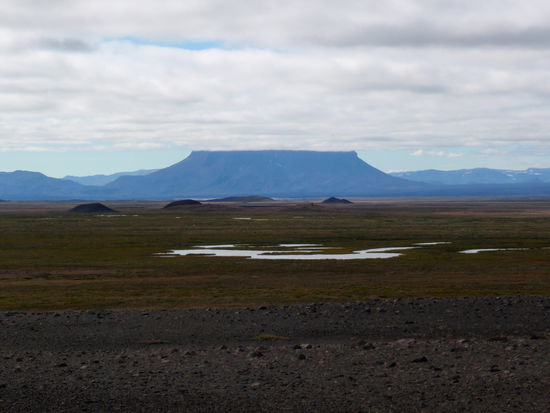 die Herðubreið mit "Wolkendeckel"
